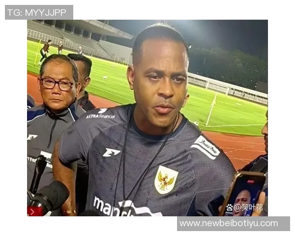 印尼主帅克鲁伊维特赛后情绪失控怒砸椅子眼眶泛红引发关注